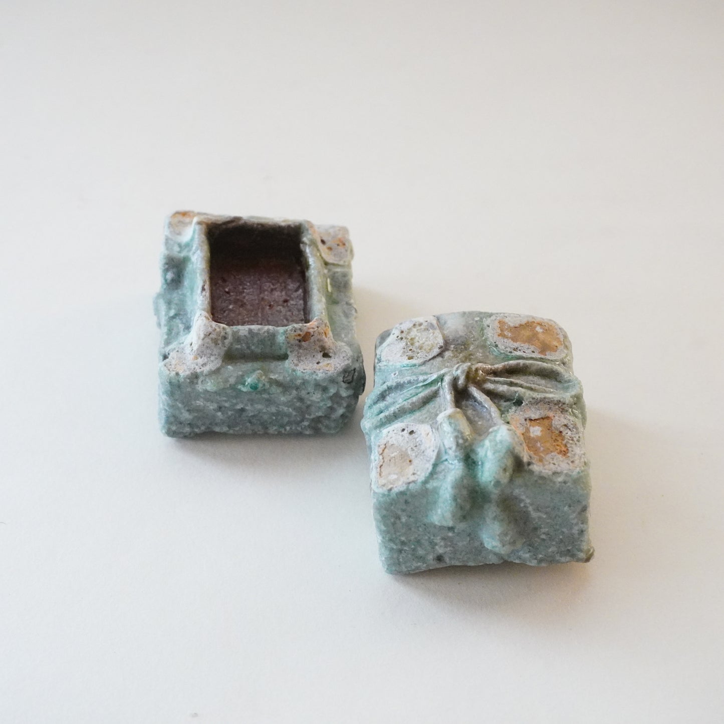 唐津灰被玉手箱香合