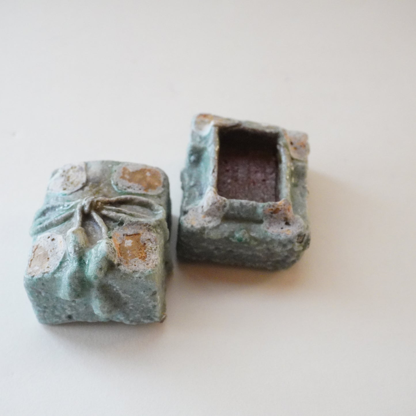 唐津灰被玉手箱香合