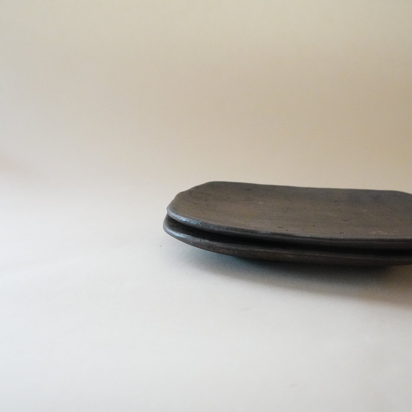 角黒皿