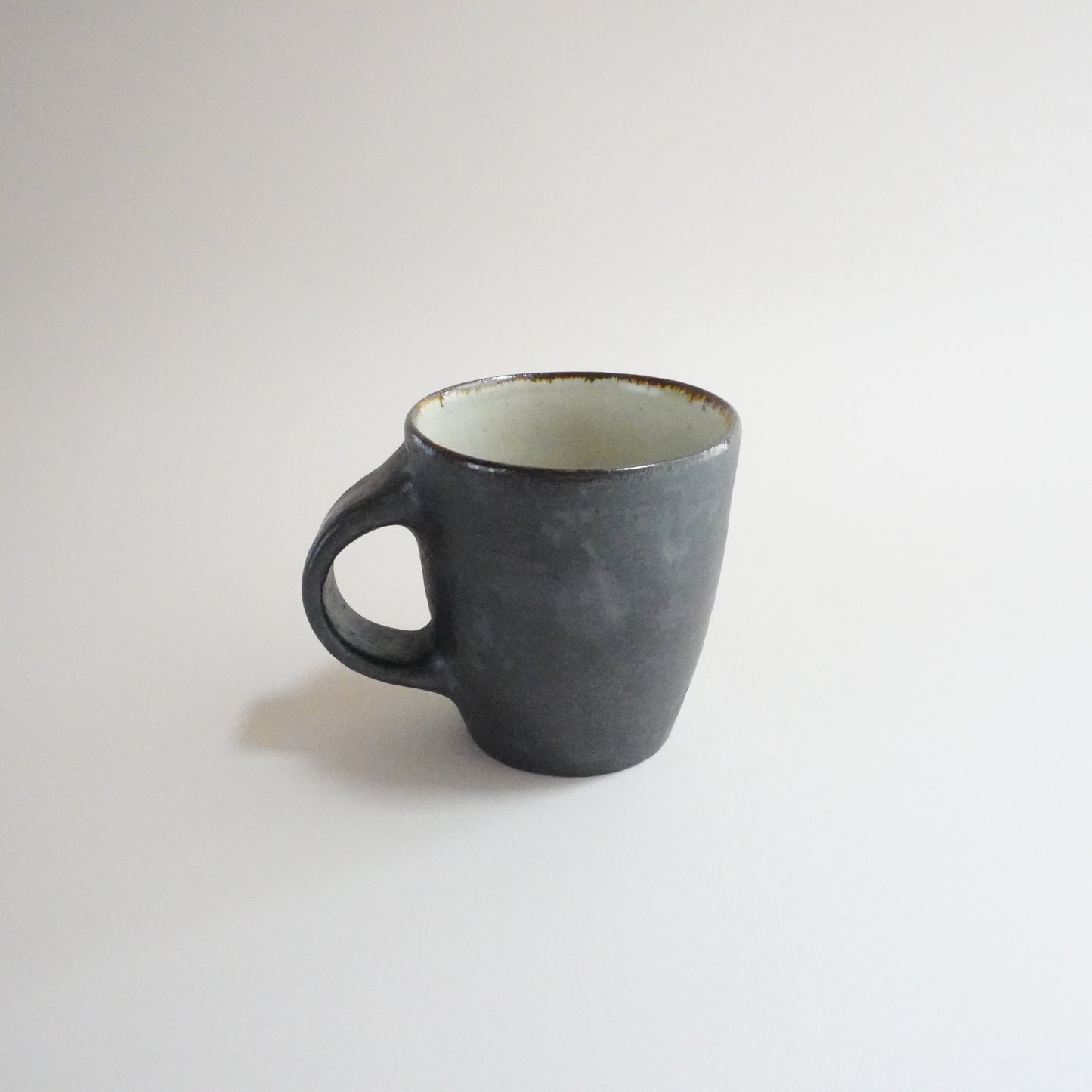 細いコーヒーカップ（黒）